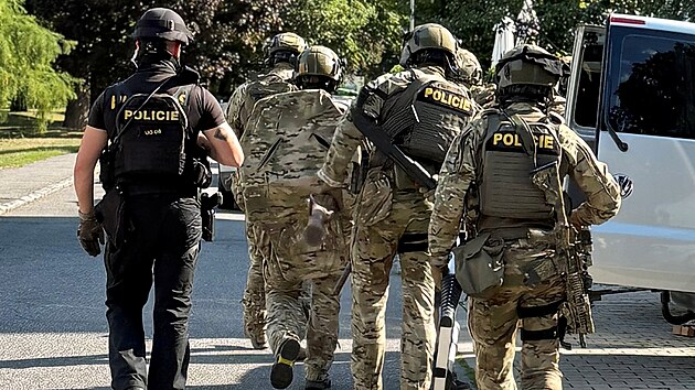 Zásahová jednotka v Chocni zadržela muže, který po konfliktu se ženou odmítal opustit byt a nereagoval na výzvy policistů. (11. srpna 2026)