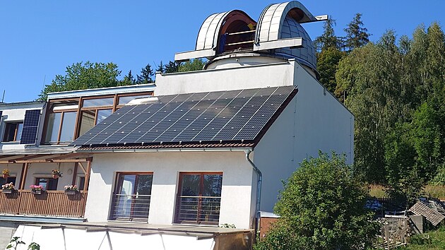 Rodinný dům Jaroslava Jaška s astronomickou observatoří je nepřehlédnutelnou dominantou Jedlové na Poličsku.
