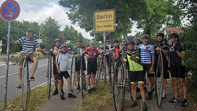 Jezdci na vysokých kolech ujeli mezi Vídní a Berlínem téměř 700 kilometrů.