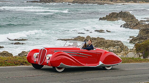 Francouzský skvost Delahaye 165 Cabriolet z roku 1938, který se vyznačuje úchvatnou karoserií ve stylu Art Deco od věhlasné karosárny Figoni & Falaschi. Vůz kdysi vlastnil Adrian Conan Doyle, syn autora Sherlocka Holmese.