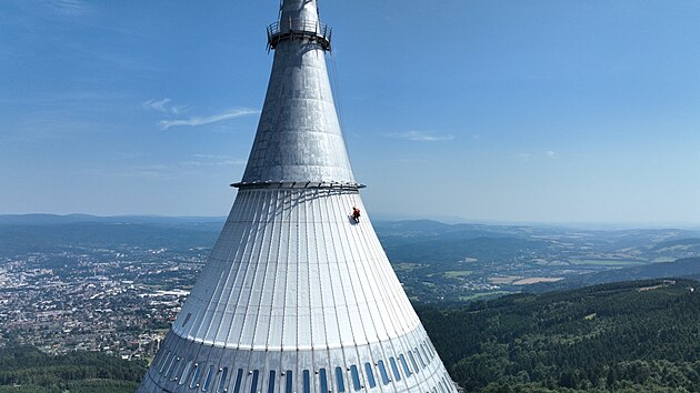 Odborn&iacute;ci kontrolovali, v jak&eacute;m stavu je pl&aacute;&scaron;ť ikonick&eacute;ho vys&iacute;lače na Je&scaron;tědu. (srpen 2026)