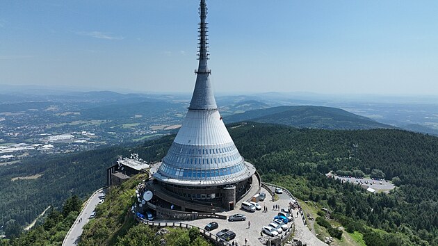 Odborn&iacute;ci kontrolovali, v jak&eacute;m stavu je pl&aacute;&scaron;ť ikonick&eacute;ho vys&iacute;lače na Je&scaron;tědu. (srpen 2026)