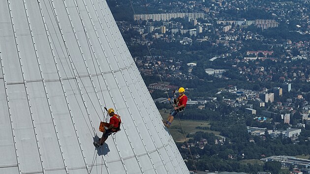 Odborn&iacute;ci kontrolovali, v jak&eacute;m stavu je pl&aacute;&scaron;ť ikonick&eacute;ho vys&iacute;lače na Je&scaron;tědu. (srpen 2026)