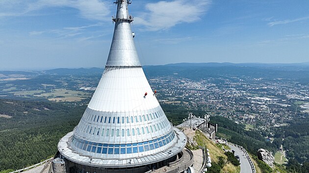 Odborn&iacute;ci kontrolovali, v jak&eacute;m stavu je pl&aacute;&scaron;ť ikonick&eacute;ho vys&iacute;lače na Je&scaron;tědu. (srpen 2026)