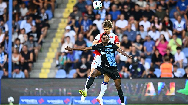 Mikuláš Konečný v hlavičkovém souboji s Afolabim Soliem ze Slovanu Liberec.