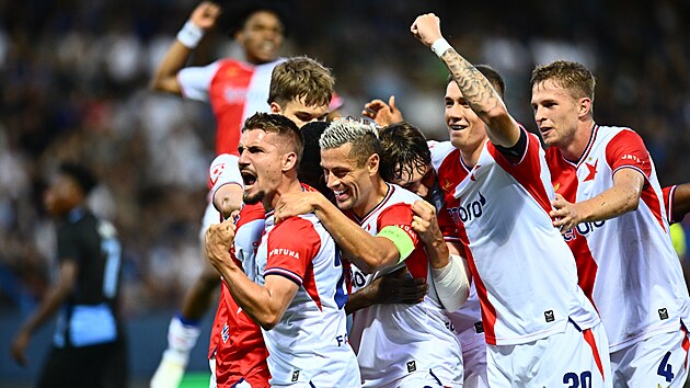 Fotbalisté Slavie se radují z gólu proti Slovanu Liberec.
