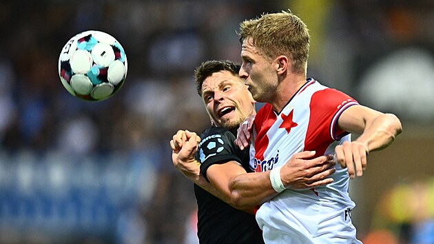 Lukáš Masopust v souboji s Davidem Zimou.