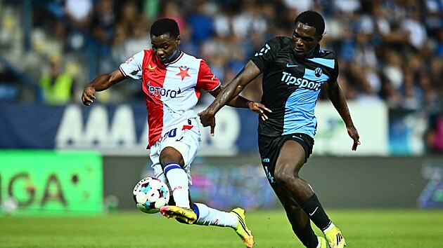 Augustin Drakpe se snaž&iacute; zabr&aacute;nit Emmanueli Ayaosimu v průniku.