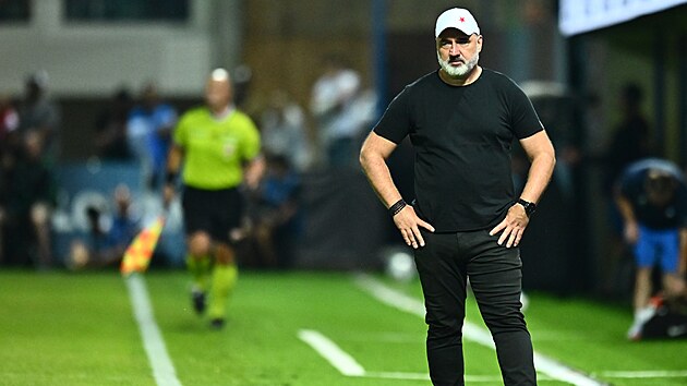 Sl&aacute;vistick&yacute; tren&eacute;r Jindřich Trpi&scaron;ovsk&yacute; sleduje z&aacute;pas proti Slovanu Liberec.