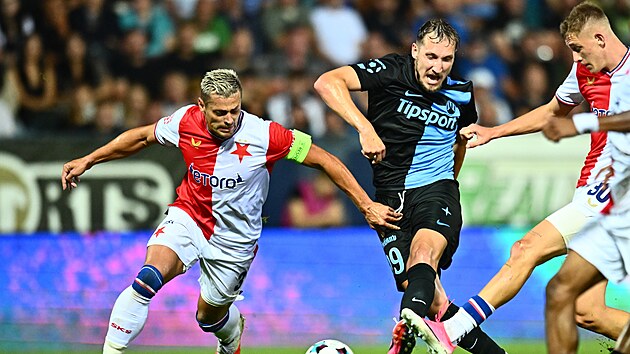 &Uacute;točn&iacute;k Raimonds Krollis se snaž&iacute; prosadit přes br&aacute;n&iacute;c&iacute;ho Tom&aacute;&scaron;e Hole&scaron;e.