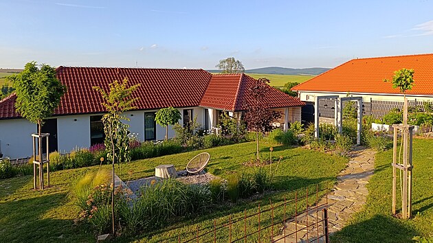 Zahrada ještě nemá ani čtyři roky, ale rodina už si ji opravdu užívá.