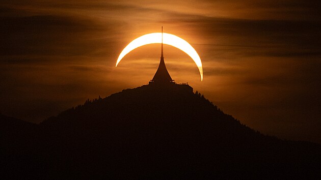Snímek libereckého Ještědu při zatmění Slunce od fotografa Jakuba Kuřáka.