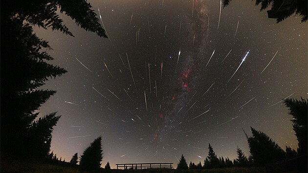 Snímek dne NASA od mladého fotografa Jakuba Kuřáka. Fotografie zachycuje roj Perseid. (13. srpna 2026)