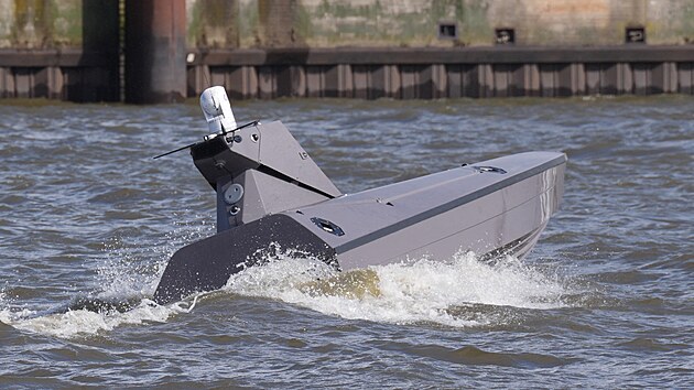 Bezpilotní dron Kraken K3 Scout plující v hamburském přístavišti po Labi. (30. března 2026)