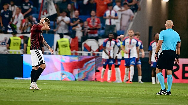 Fotbalisté Lyonu se radují, sparťané schovávají hlavu v dlaních. Odveta 3. předkola Ligy mistrů vyzněla jasně pro francouzský tým.