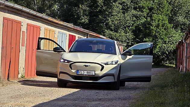 Aktuálně v ČR stojí Mustang Mach E od 1 099 900 Kč, což je akční cena za základní verzi se 73kWh baterií a výkonem 268 koní.