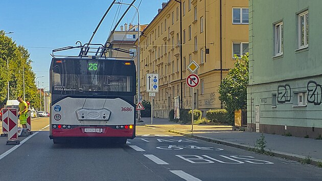V Brně na ulici Provazníkova mají více místa cyklisté a MHD na úkor aut. Dostali vlastní pruh. (srpen 2026)