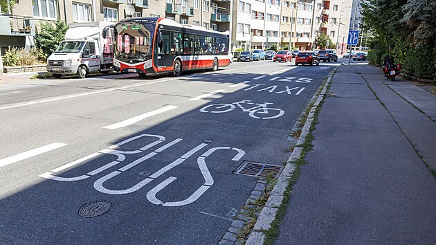 V Brně na ulici Provazníkova mají více místa cyklisté a MHD na úkor aut. Dostali vlastní pruh. (srpen 2026)