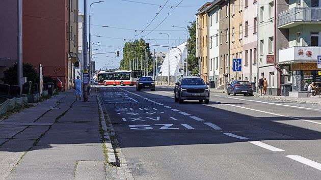 V Brně na ulici Provazníkova mají více místa cyklisté a MHD na úkor aut. Dostali vlastní pruh. (srpen 2026)
