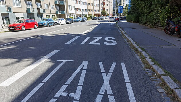 V Brně na ulici Provazníkova mají více místa cyklisté a MHD na úkor aut. Dostali vlastní pruh. (srpen 2026)