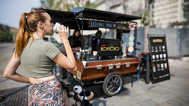 Z Kofi-Kofi je Kof&iacute;čko. poj&iacute;zdn&aacute; kav&aacute;rna se vr&aacute;tila do ulic Brna po dvou měs&iacute;c&iacute;ch, kdy provozovatel předchoz&iacute; značky Kofi-Kofi, skupina Twist, ukončil provoz. Službu nyn&iacute; obnovuje brněnsk&aacute; podnikatelka Kateřina Ber&aacute;nkov&aacute;. (17. srpna 2026)
