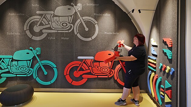 Hrad Kámen se chystá na otevření po tříleté rekonstrukci. Na návštěvníky čekají nově upravené prostory i kompletně přestavěná expozice historických motocyklů. Pracovníci hradu provádějí poslední úpravy, brány památky se otevřou v sobotu 29. srpna v 10 hodin. (14. srpna 2026)