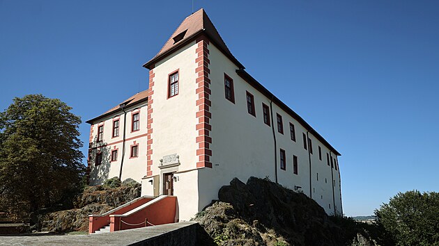 Hrad Kámen se chystá na otevření po tříleté rekonstrukci. Na návštěvníky čekají nově upravené prostory i kompletně přestavěná expozice historických motocyklů. Pracovníci hradu provádějí poslední úpravy, brány památky se otevřou v sobotu 29. srpna v 10 hodin. (14. srpna 2026)