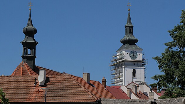 Věžn&iacute; hodiny kostela v Meziř&iacute;č&iacute; se py&scaron;n&iacute; největ&scaron;&iacute;m prosvětlen&yacute;m cifern&iacute;kem ve středn&iacute; Evropě. Zub času už byl ale na star&yacute;ch cifern&iacute;c&iacute;ch i hodinov&eacute;m stroji zn&aacute;t.