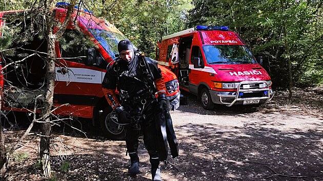 Vytáhnout stařičký kompresor se snaží potápěči jihočeských hasičů. Stroj je pod vodou téměř čtyři desetiletí. Nyní začal propouštět olej. (12. srpna 2026)