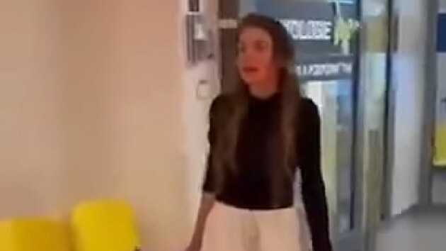 Jeden z výstupů mladé bezdomovkyně natočil v květnu pacient. Žena v něm častuje vulgaritami personál nemocnice i ostatní pacienty.