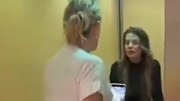 Jeden z výstupů mladé bezdomovkyně natočil v květnu pacient. Žena v něm častuje vulgaritami personál nemocnice i ostatní pacienty.