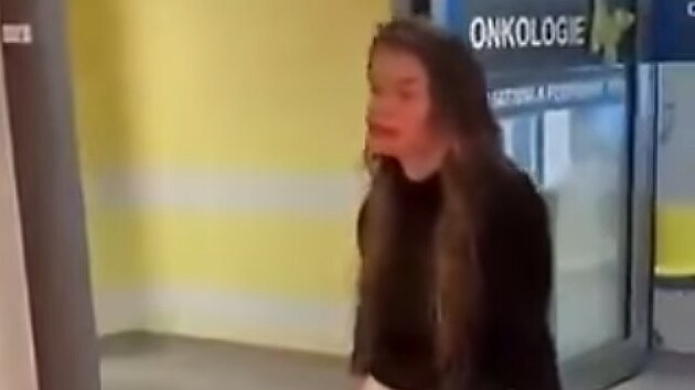 Jeden z výstupů mladé bezdomovkyně natočil v květnu pacient. Žena v něm častuje vulgaritami personál nemocnice i ostatní pacienty.