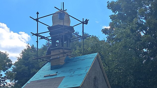 Rekonstrukce krytiny barokní kaple sv. Cyrila a Metoděje v Kunraticích.