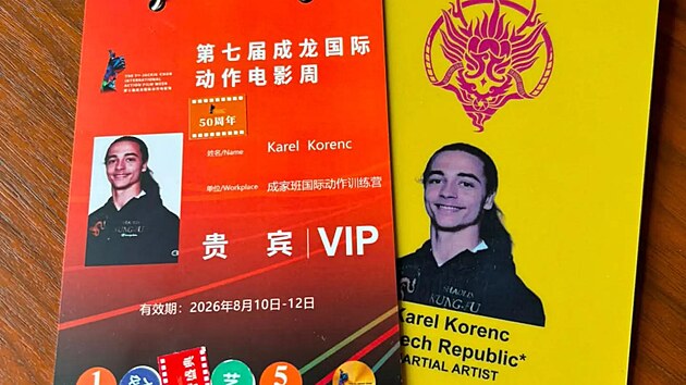 Karel Koren mladší, český bojovník kung-fu, a jeho akreditace na kaskadérský kemp a filmový festival Jackieho Chana.