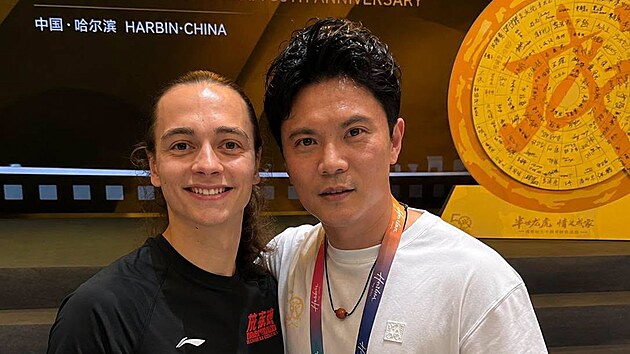 Karel Koren mladší, český bojovník kung-fu, na akci k 50. výročí kaskadérského týmu Jackieho Chana. S ním Zhenwei Wang, hlavní záporák z Karate Kida.