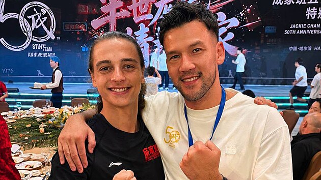 Karel Koren mladší, český bojovník kung-fu, na akci k 50. výročí kaskadérského týmu Jackieho Chana. S ním Max Huang, představitel Kung Laa v Mortal Kombatu 2.