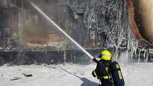 U mimoúrovňového křížení dálnice D1 a Rudné ulice v Ostravě začal hořet přívěs kamionu. (14. 8. 2026)