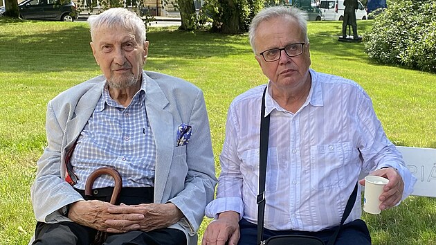 Dlouholetí přátelé a členové Spolku Mariánského Vladimír Páral (vlevo) a Václav Šimsa spojili svá jména s projektem děkovného sloupu v Mariánských Lázních.