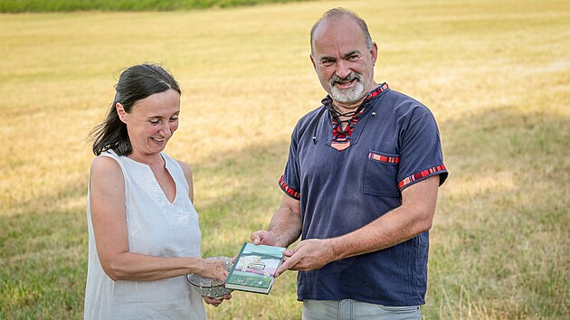 Českobudějovick&yacute; spisovatel Jan Cemp&iacute;rek pokřtil ve vsi Bohou&scaron;kovice pod vrchem Kluk svou novou knihu s n&aacute;zvem Nahoře. (12.8.2026)