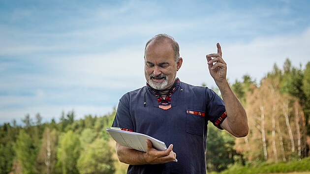 Českobudějovick&yacute; spisovatel Jan Cemp&iacute;rek pokřtil ve vsi Bohou&scaron;kovice pod vrchem Kluk svou novou knihu s n&aacute;zvem Nahoře. (12. 8. 2026)