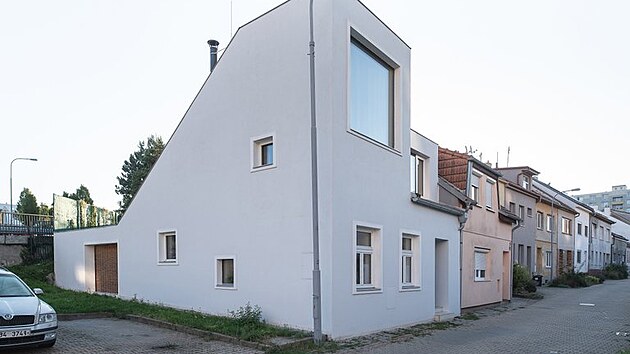 Vikýř vyčnívající nad okolní zástavbu vypadá jako surikata, která vyhlíží do okolí.