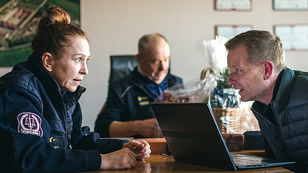 Zuzana Stiv&iacute;nov&aacute; s Matějem H&aacute;dkem, v pozad&iacute; V&aacute;clav Marhoul v seri&aacute;lu Odd&iacute;l B