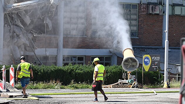 Obří plachta s podobiznou Bati skončila pod padajícími sutinami budovy ve Zlíně. (13. srpna 2026)