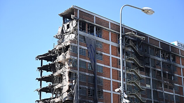 Obří plachta s podobiznou Bati skončila pod padajícími sutinami budovy ve Zlíně. (13. srpen 2026)