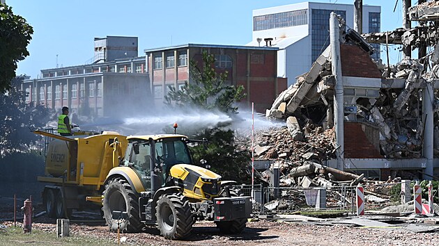Obří plachta s podobiznou Bati skončila pod padajícími sutinami budovy ve Zlíně. (13. srpna 2026)