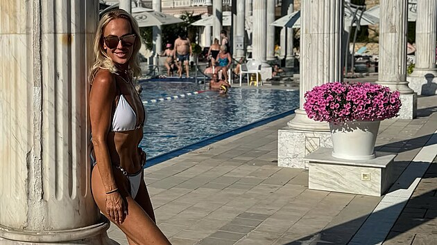 Padesátiletá Zuzana Belohorcová pózuje u bazénu v bikinách. (9. srpna 2026)