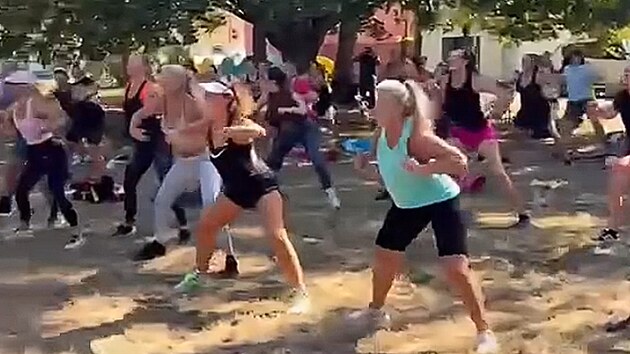 Hanka Kynychová sdílela na Instagramu video ze společného venkovního cvičení se ženami. (srpen 2026)