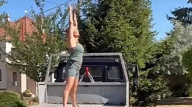 Hanka Kynychová při cvičení. Záběry z tohoto videa na Instagramu pobouřily některé sledující, podle kterých by se trenérka měla stydět za své břicho. (srpen 2026)