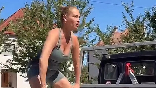 Hanka Kynychová při cvičení. Záběry z tohoto videa na Instagramu pobouřily některé sledující, podle kterých by se trenérka měla stydět za své břicho. (srpen 2026)