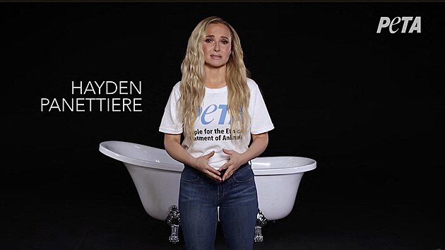 Hayden Panettiere ve videu PETA emotivně vyzývá veřejnost, aby nenavštěvovala mořské parky, které drží velryby a delfíny v zajetí. Kampaň natočila měsíc před svou smrtí. (červenec 2026)
